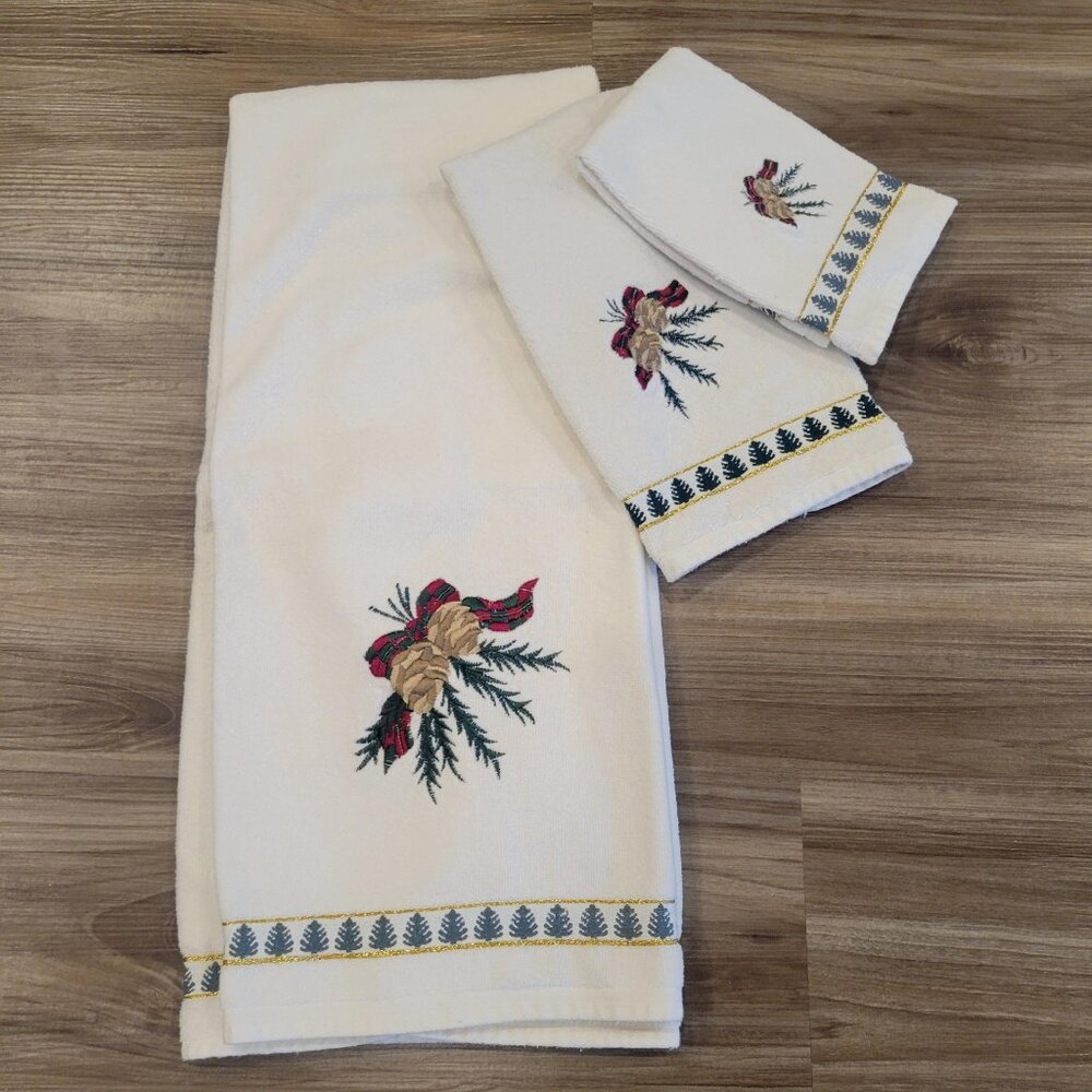 Vintage 80's Santens Christmas Pinecones Trees Bath Towels Set White Embroidered